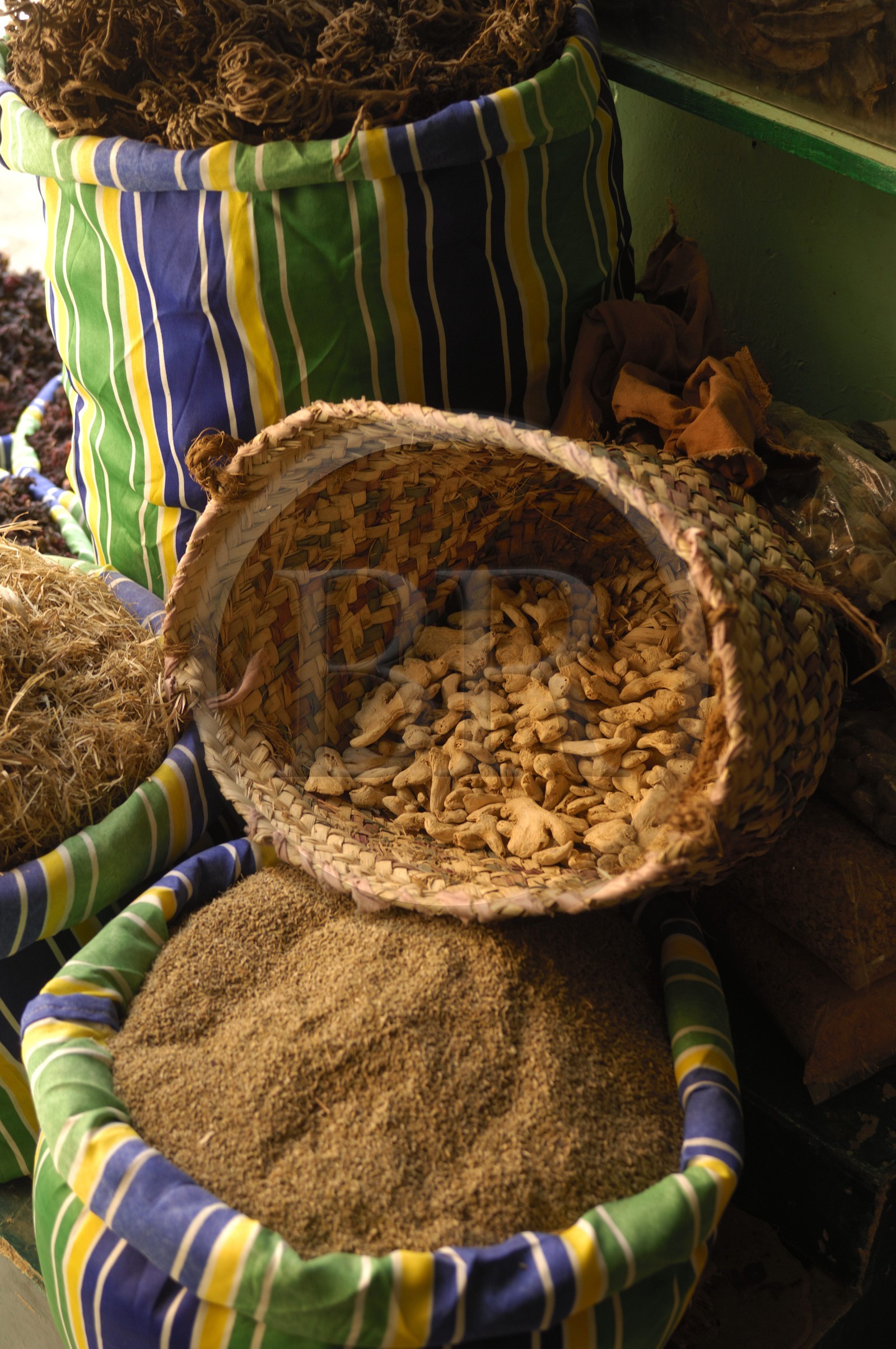 Egypte, Haute Egypte, vallée du Nil, Louxor, le souk, étal d'épices