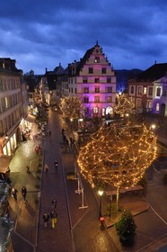 France, Haut-Rhin (68), Colmar, maison à pignons Rue du Conseil Souverain avec des décorations de Noël