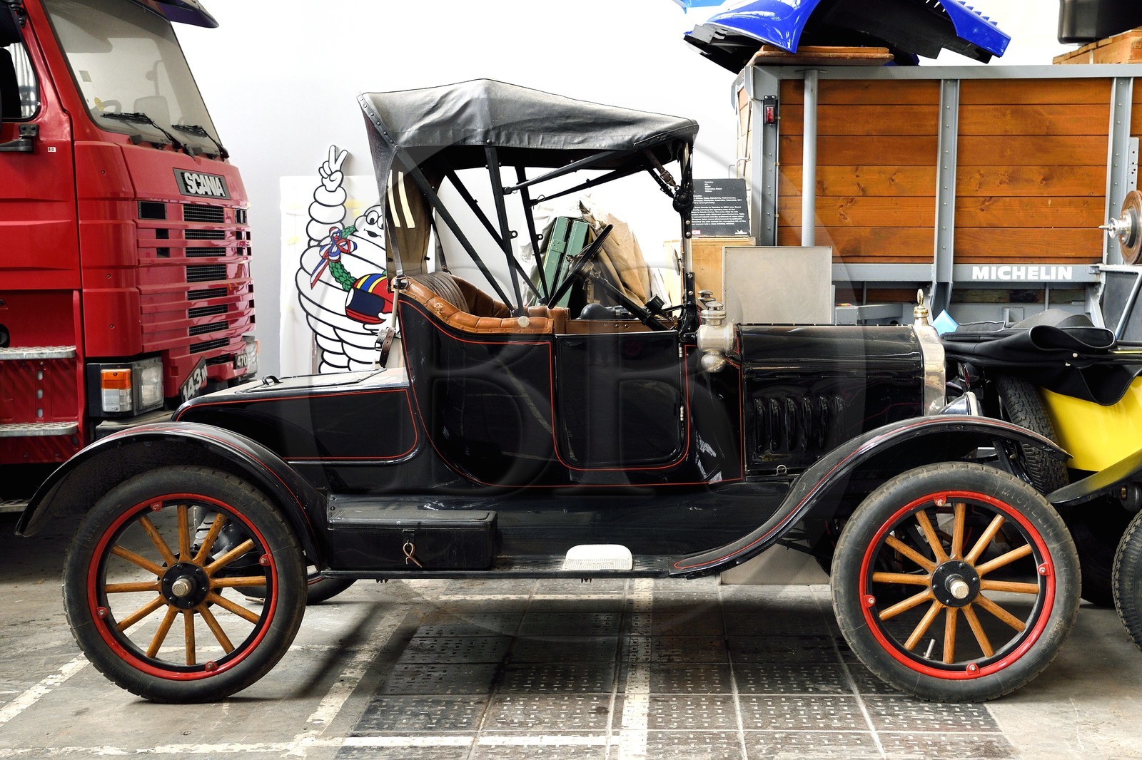 France, Puy-de-Dôme (63), Clermont-Ferrand, réserves du patrimoine historique dans l'usine Michelin de Cataroux, Ford T équipée de pneus Michelin