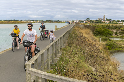 France, Vendée (85), île de Noirmoutier, Noirmoutier-en-l'Ile, randonnée à bicyclette le long de la jetée du port