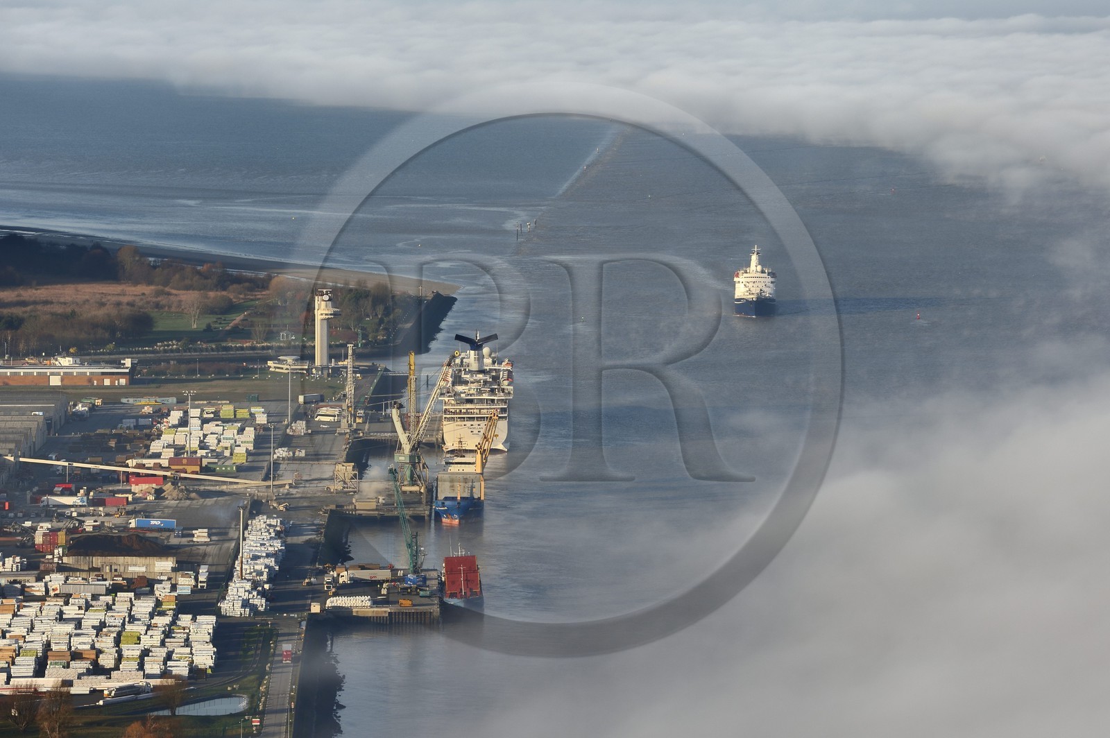 France, Calvados (14), Honfleur, le port de commerce, bateau de croisière à quai
