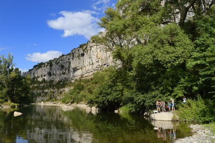 France, Ardèche (07), Ruoms, la rivière Ardèche dans les défilés de Ruoms à Pradons