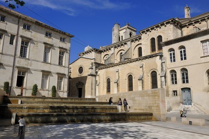 France, Gard (30), Nimes, place du Chapitre, la monumentale fontaine en escalier et la Cathédrale Notre-Dame-et-Saint-Castor