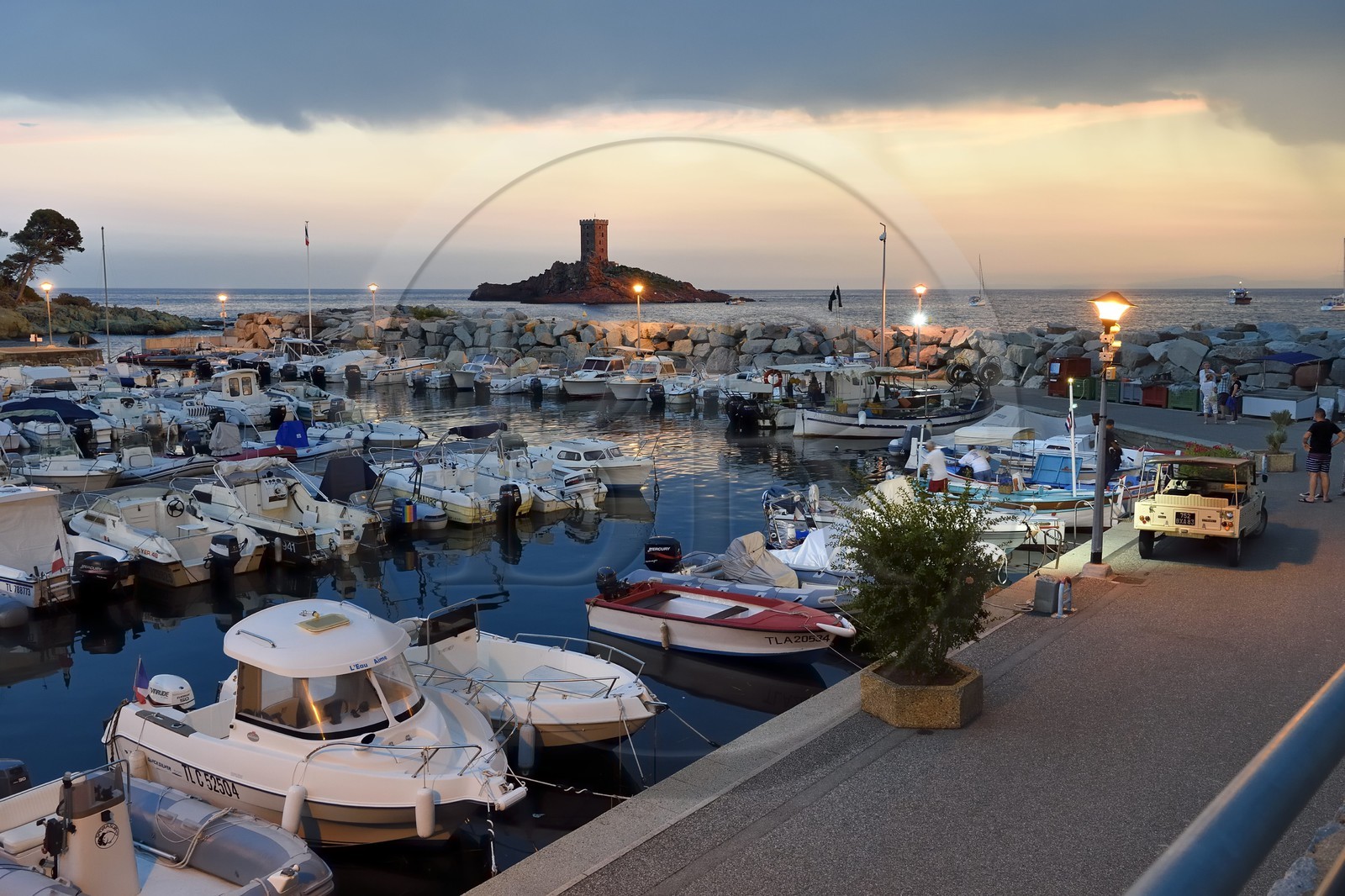 France, Var (83), Agay commune de Saint-Raphaël, massif de l'Estérel, la Corniche d'Or, port de Poussaï et la tour de l'Ile d'Or au large du cap du Dramont, citroen Mehari