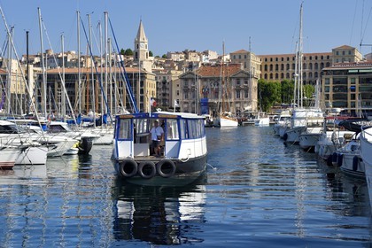 France, Bouches-du-Rhône (13), Marseille, Le Vieux Port, le Ferry Boat qui traverse le port, l'hotel de ville en arrière plan