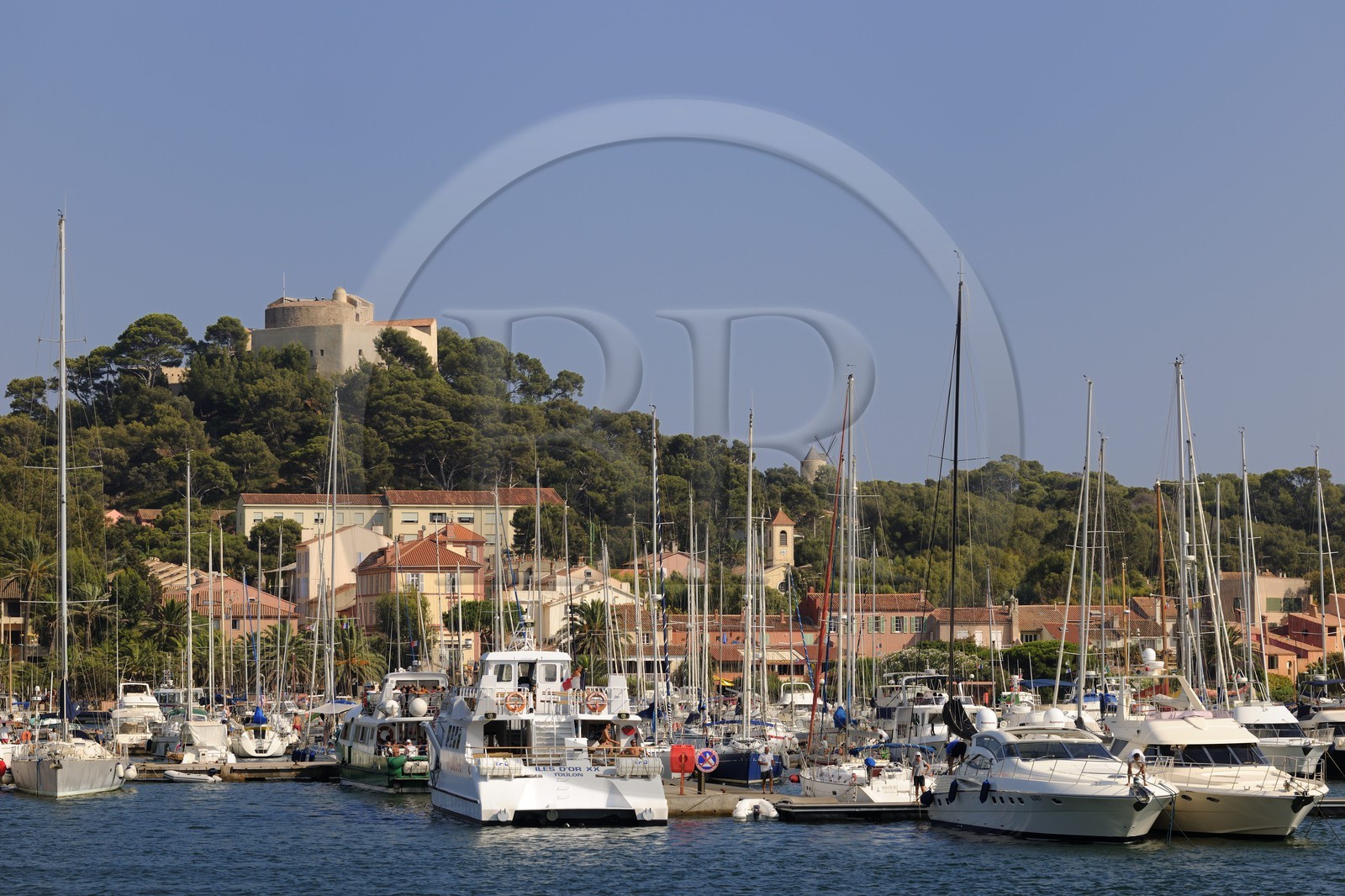 France, Var (83), Iles d'Hyères, parc national de Port-Cros, île de Porquerolles, le village et le port dominés par le fort de Sainte Agathe