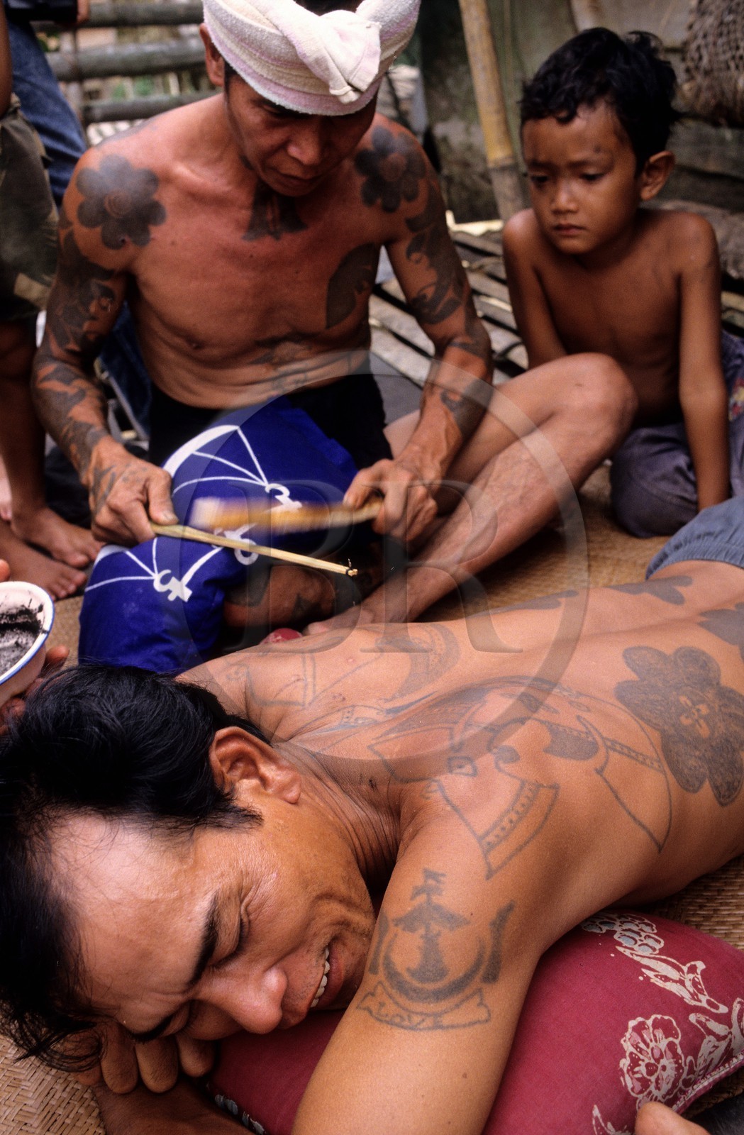 Malaisie, île de Bornéo, Sarawak, séance de tatouage traditionnelle d'un guerrier dayak (de la tribu des Iban)