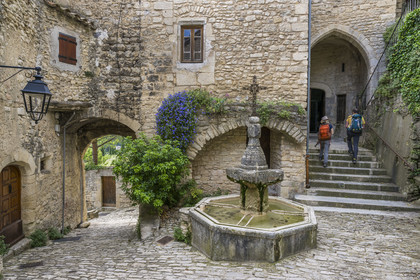 France, Vaucluse, Dentelles de Montmirail mountains, Crestet, fountain on the small square in front of the Saint Sauveur et Saint Sixte church