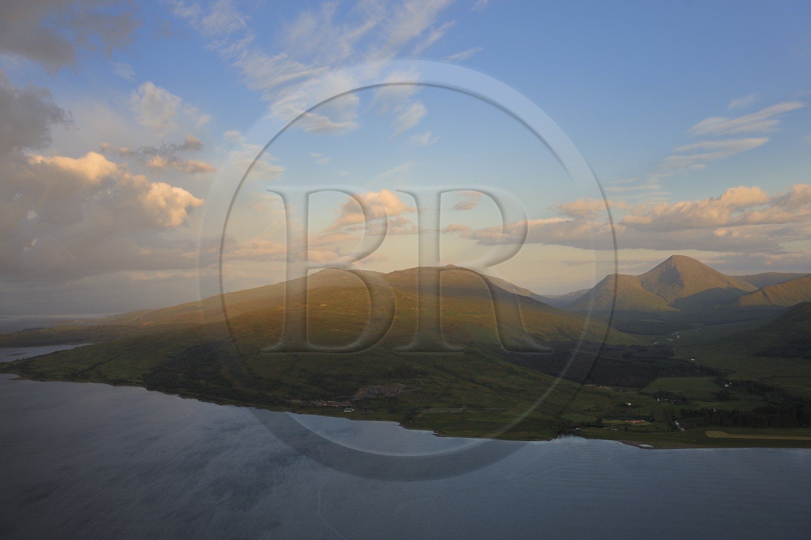 Royaume-Uni, Ecosse, Highland, Hébrides intérieures, Ile de Mull, le Sound of Mull et les montagnes du sud de l'île (vue aérienne)