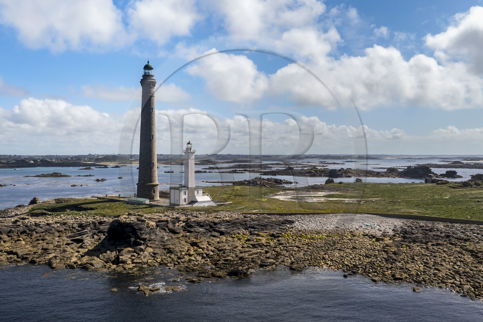 France, Finistère (29), Pays des Abers, Ile Vierge dans l'archipel de Lilia, le phare de l'Ile Vierge, le plus haut phare d'Europe avec 82,5 mètres, et l'ancien phare de 1845 (vue aérienne)