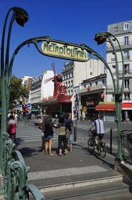 France, Paris (75), place Pigalle, station de métro de style Art Nouveau d'Hector Guimard