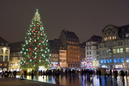 France, Bas-Rhin (67), Strasbourg, vieille ville classée Patrimoine Mondial de l'UNESCO, le Grand Sapin de Noël de la place Kléber