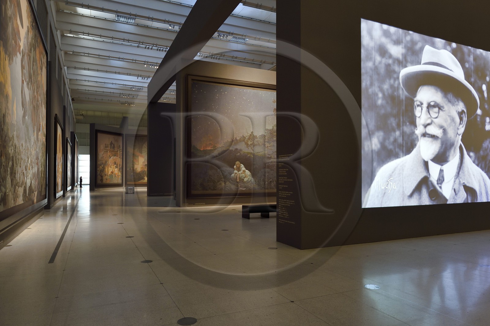République Tchèque, Prague, palais des foires et expositions (Veletrzní palac), exposition permanente des vingt toiles monumentales de L'Épopée Slave d'Alfons Mucha, son portrait à doite