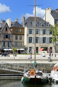 France, Morbihan (56), Golfe du Morbihan, Vannes, le quai Eric Tabarly sur la rive droite du port de plaisance, terrasse d'un bar restaurant et maisons à colombages