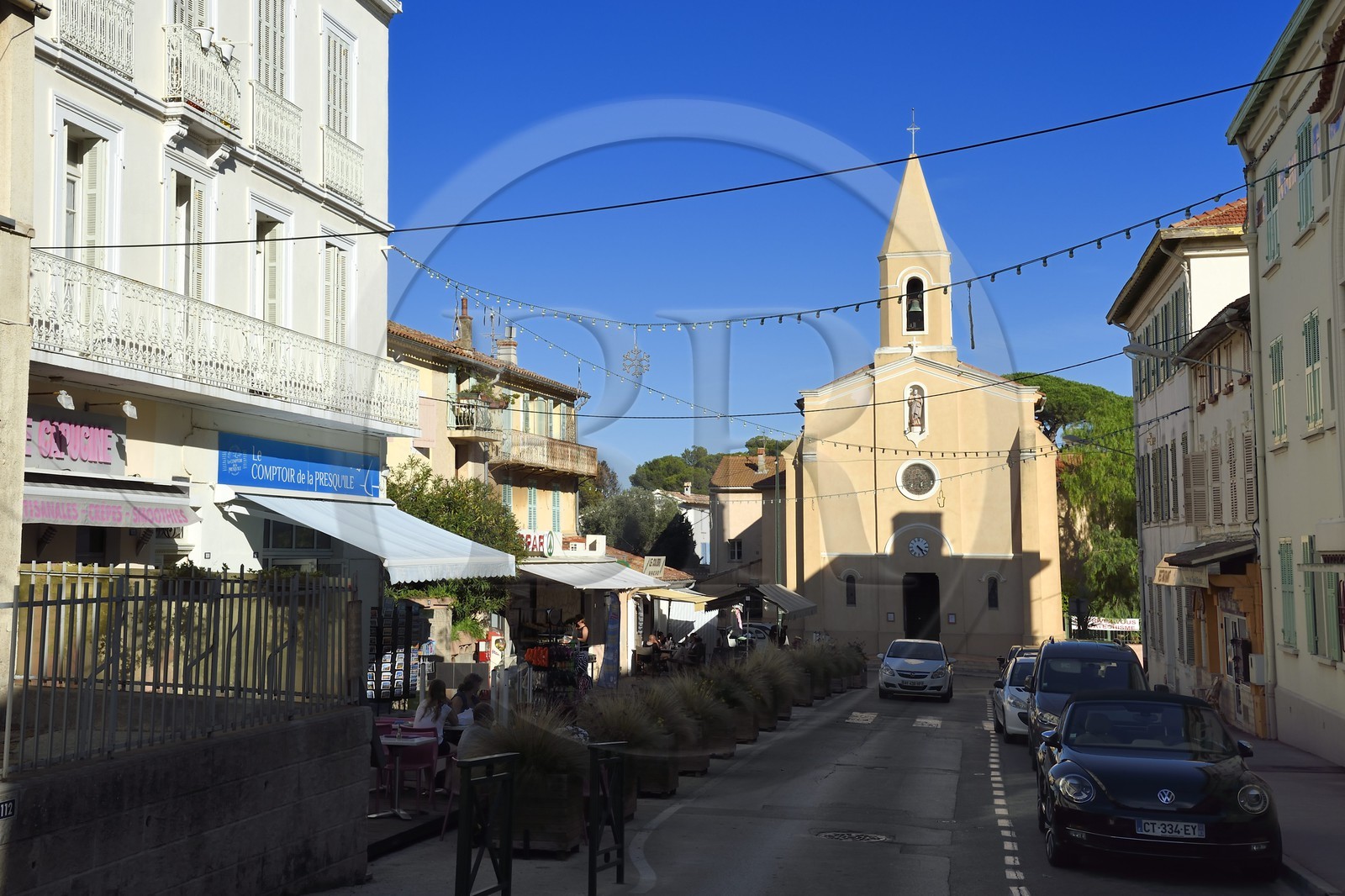 France, Var (83), Hyères, Presqu'Ile de Giens, la place Saint-Pierre à Giens