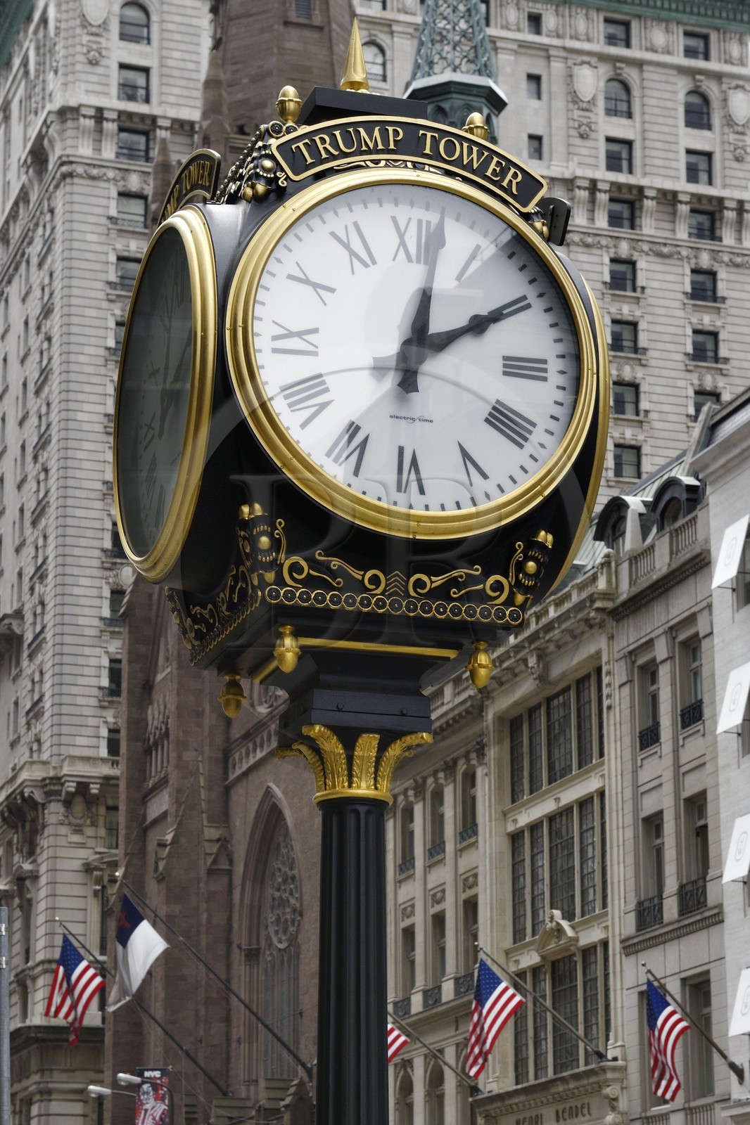 United States, New York, Manhattan, clock on 5th Avenue