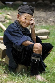 Vietnam, province de Lao Cai, région de Sapa, vallée de Ta Phin, femme très agée de la minorité Hmong Noir