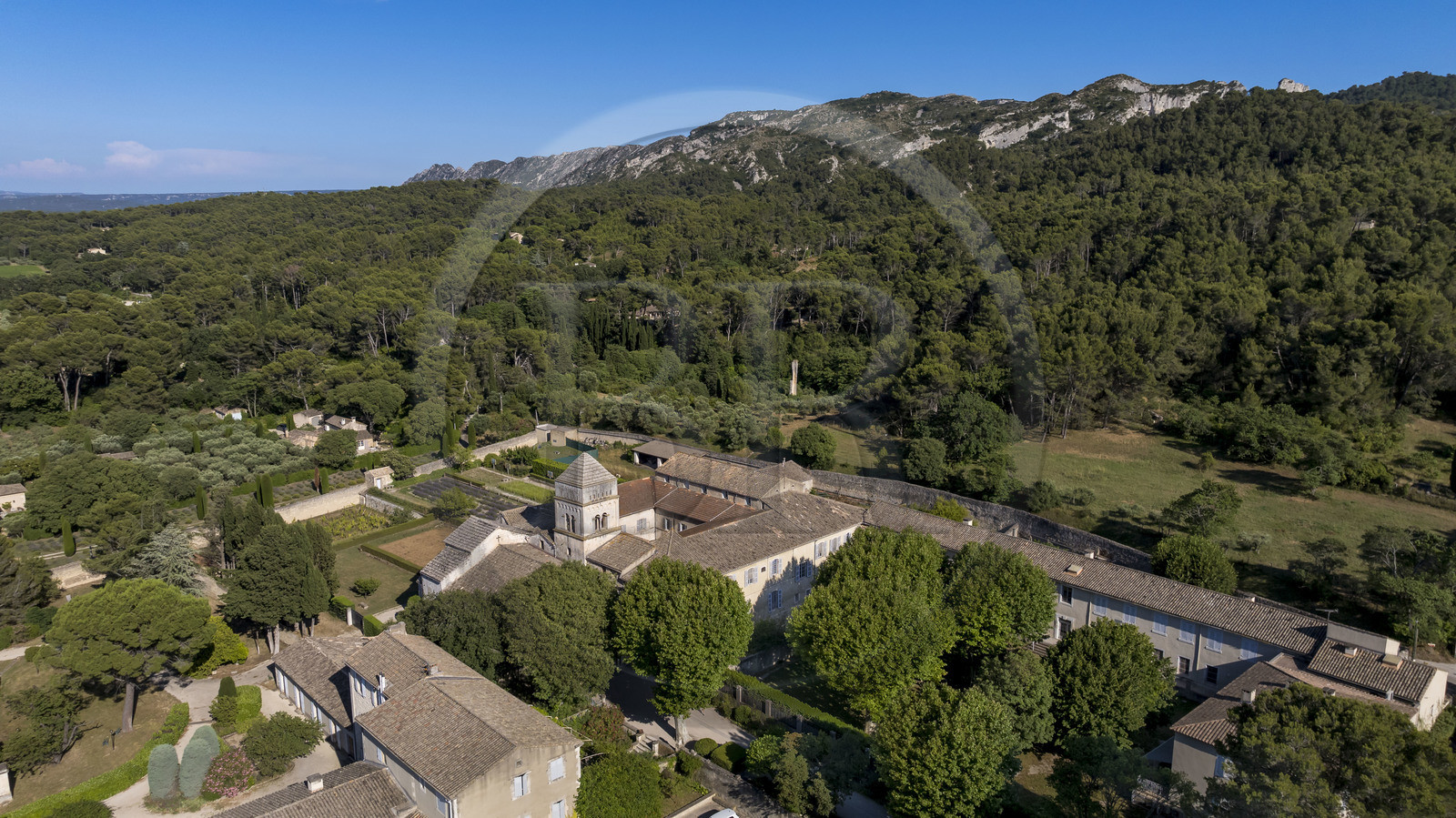France, Bouches-du-Rhône (13), Parc Naturel Régional des Alpilles, Saint-Rémy-de-Provence, monastère Saint-Paul-de-Mausole, Van Gogh y fût interné en 1889-1890, au pied du massif des Alpilles (vue aérienne)