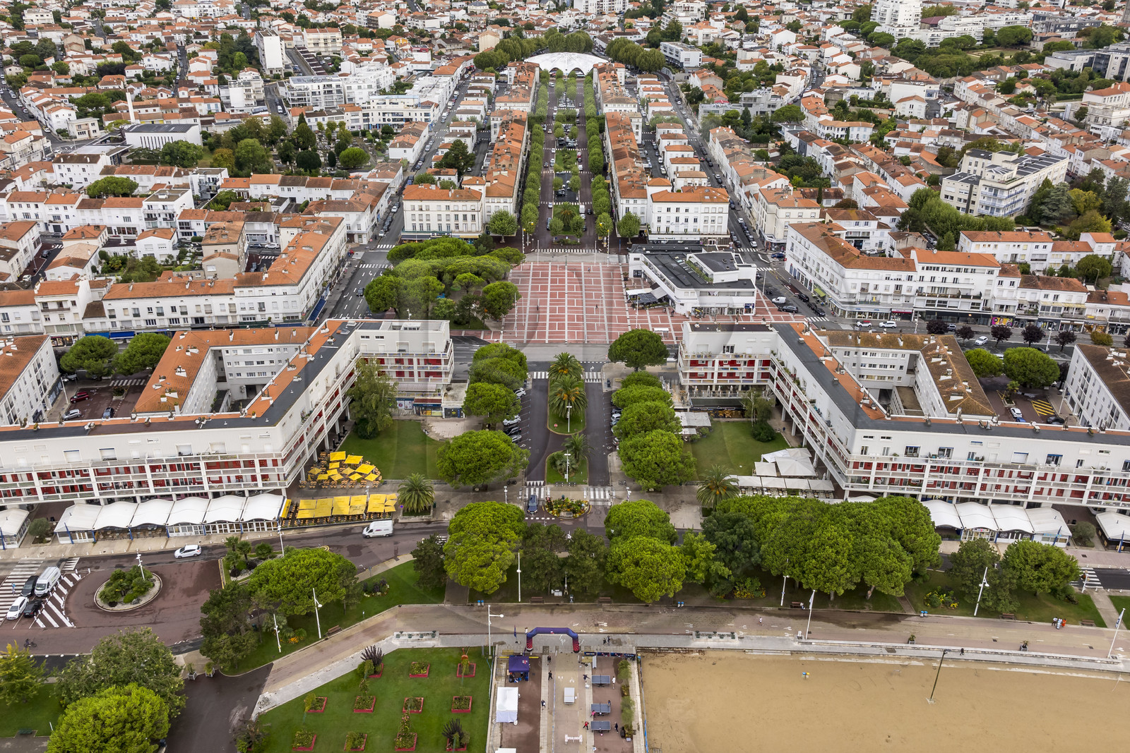 France, Charente-Maritime (17), Royan, immeuble le Front de Mer et au centre le boulevard Aristide Briand qui monte jusqu’au marché central en arrière plan (vue aérienne)