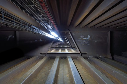 France, entre Calvados (14) et Seine-Maritime (76), le Pont de Normandie, sous la route dans la partie métallique du tablier