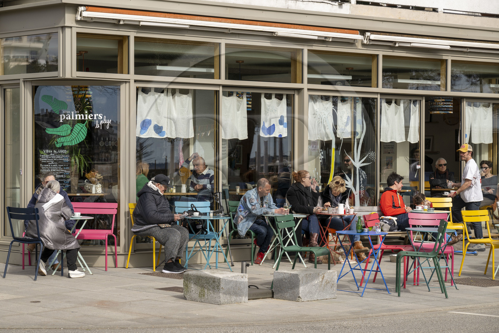 France, Loire-Atlantique (44), Saint-Nazaire, terrasse du café restaurant Sous les Palmiers place du Commando vers la Pince de Crabe
