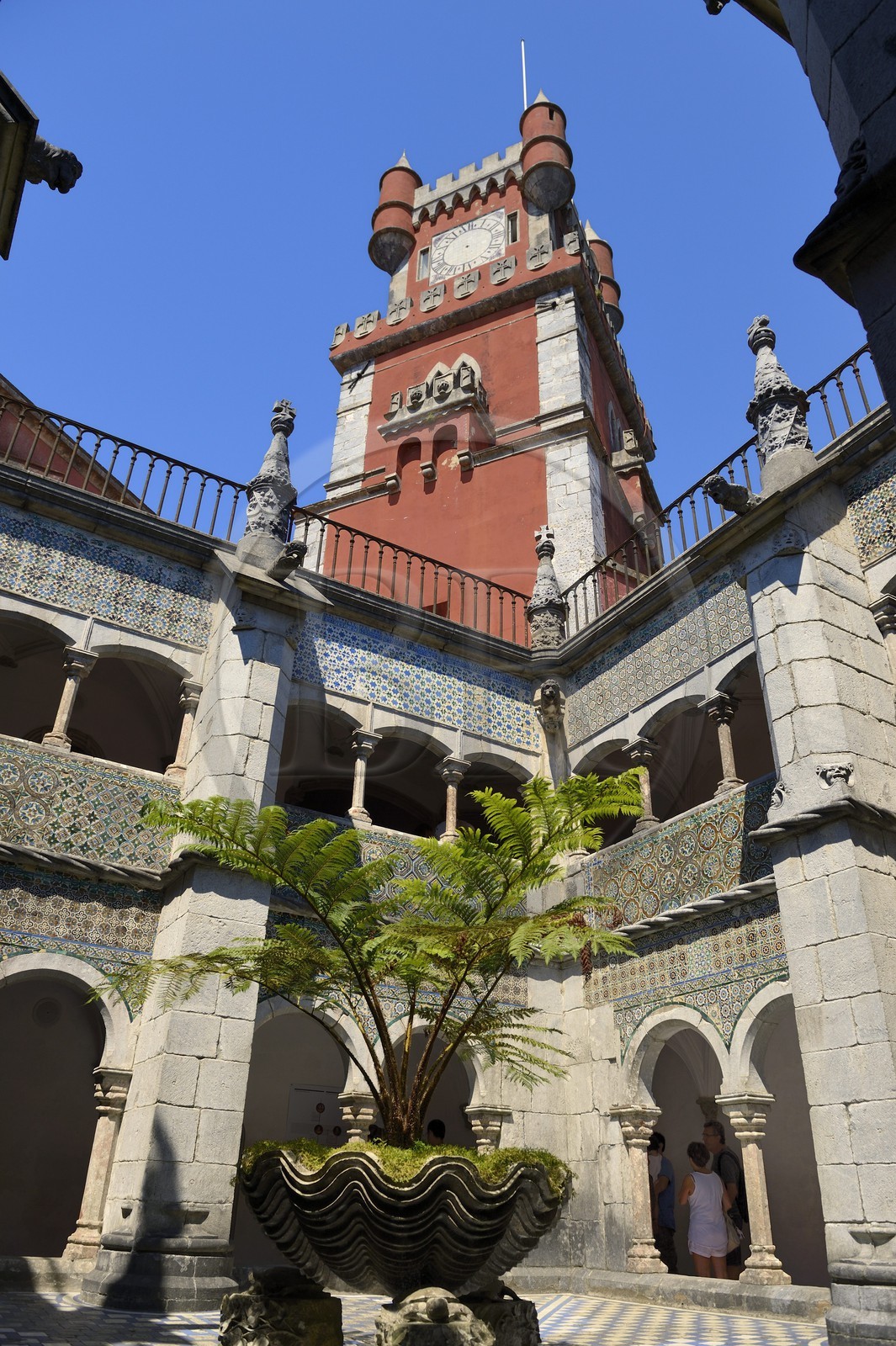 Portugal, région de Lisbonne, Sintra, le Palais national de Pena (Palacio Nacional da Pena) classé Patrimoine Mondial de l'UNESCO, le cloitre et la tour de l'horloge