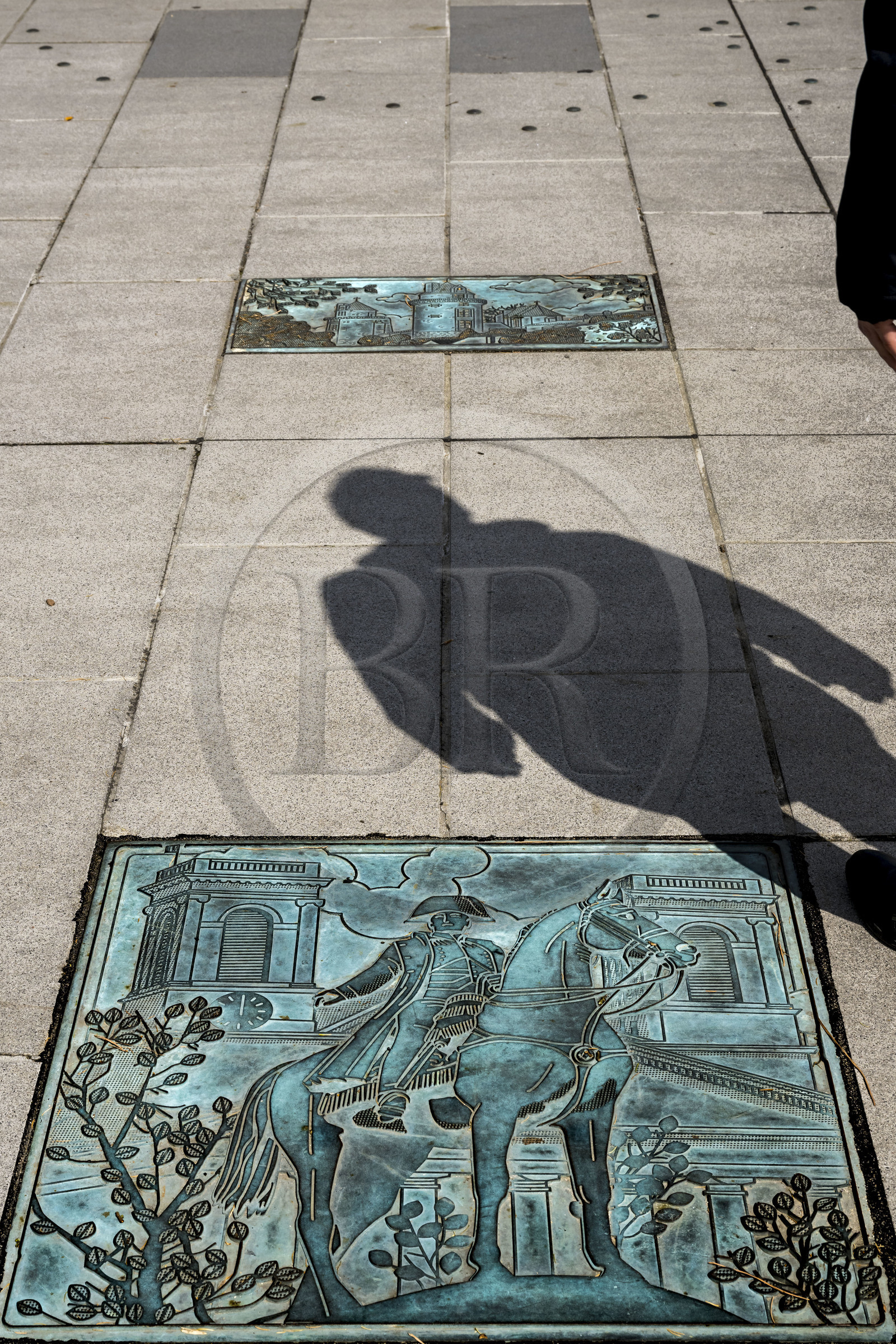 France, Vendée (85), La Roche-sur-Yon, place de la Vendée, une des vingt plaques de bronzes conçues par la fonderie d'art Macheret et représentant chacune des vingt intercommunalités du département, ici Napoléon Bonaparte pour La Roche-sur-Yon