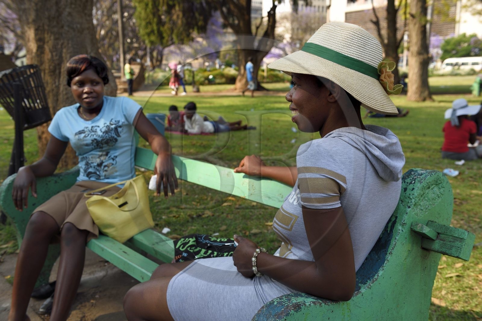 Zimbabwe, Harare, African Unity Square (anciennement Cecil Square), jeune fille au chapeau