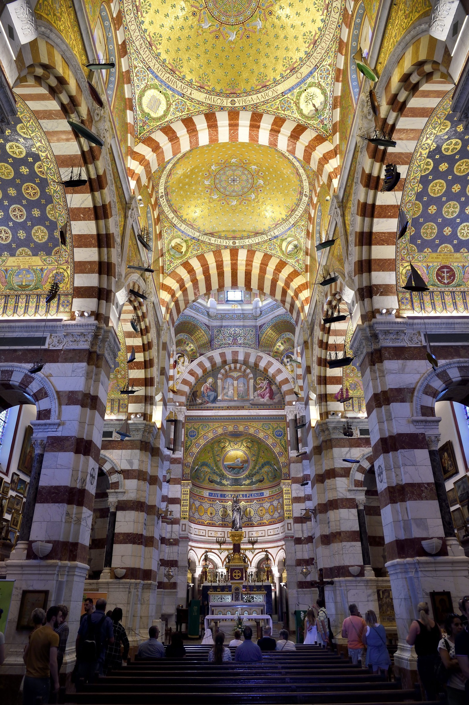 France, Bouches-du-Rhône (13), Marseille, basilique Notre-Dame de la Garde, l’église supérieure éclairée par des baies est richement décorée de marbres polychromes et de mosaïques