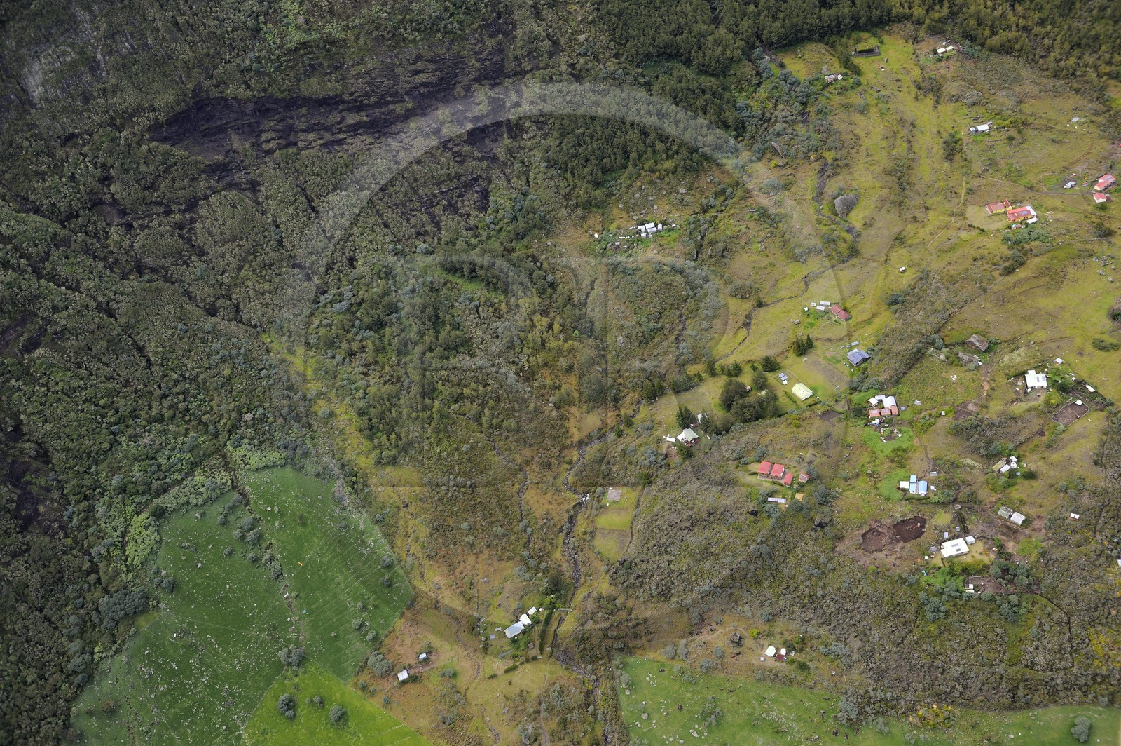 France, Ile de la Reunion, le cirque de Mafate, classé Patrimoine Mondial de l'UNESCO, petit village isolé (Ilet) de Marla accessible seulement à pied ou par hélicoptère (vue aérienne)