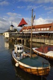 Sweden, Västra Götaland, Göteborg (Gothenburg), the small harbor and pier Klippans (Klippans angbatsbrygga) and the Sjömagasinet Michelin starred restaurant in the background