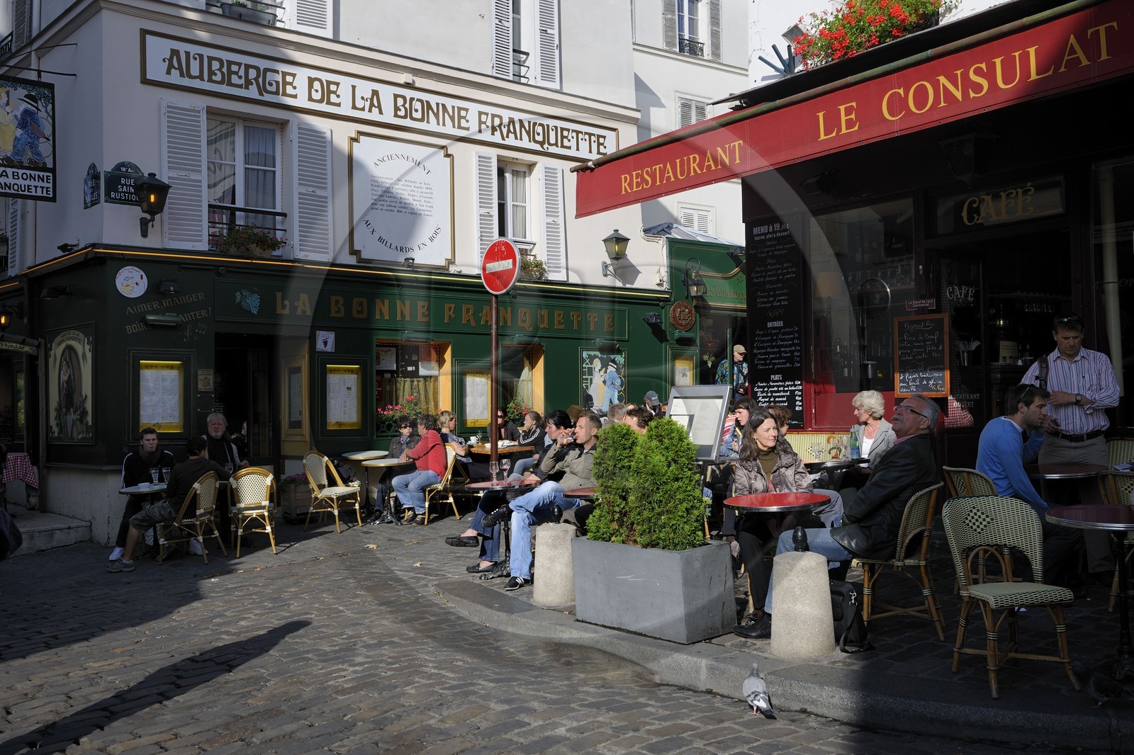 France, Paris (75), la Butte Montmartre, terrasses de café rue Norvins