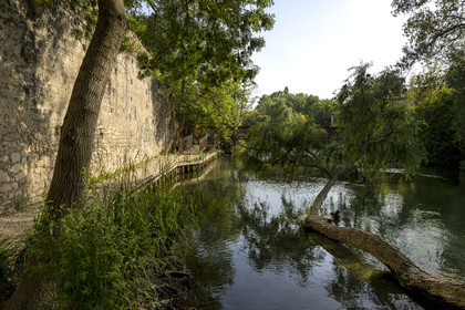 France, Vaucluse (84), Le Thor, les anciens remparts sur les rives de la Sorgue