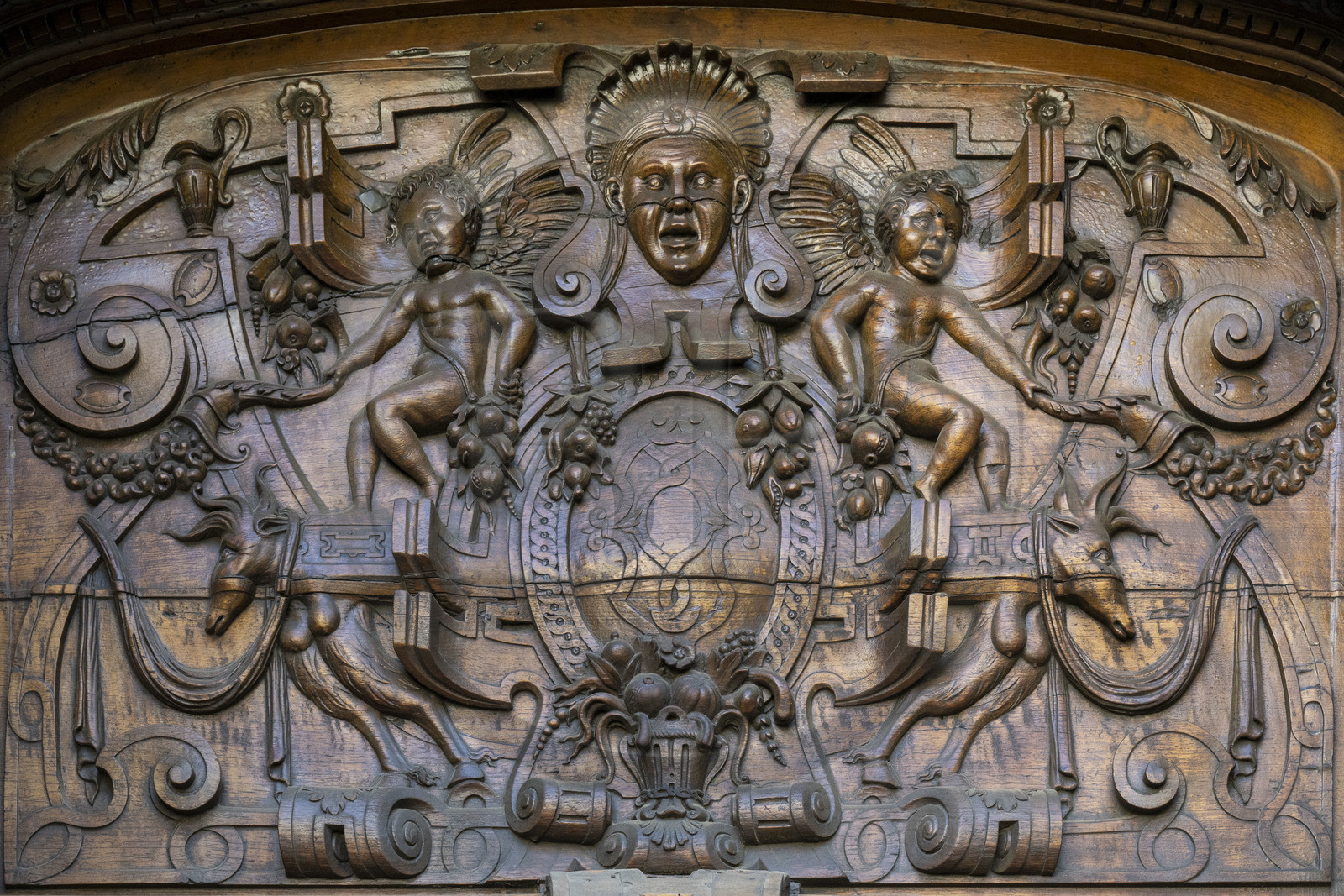 France, Vaucluse (84), Avignon, basilique Saint Pierre (XVe et XVIe siècle), détail des portes monumentales en noyer d'Antoine Vollard (1551)