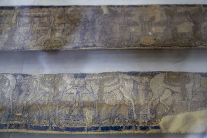 France, Finistère (29), Iles du Ponant, Ile de Batz, l'église Notre-Dame-du-Bon-Secours dans le Bourg, étole dite de Saint Paul Aurélien, tissu oriental en soie du VIIIème siècle