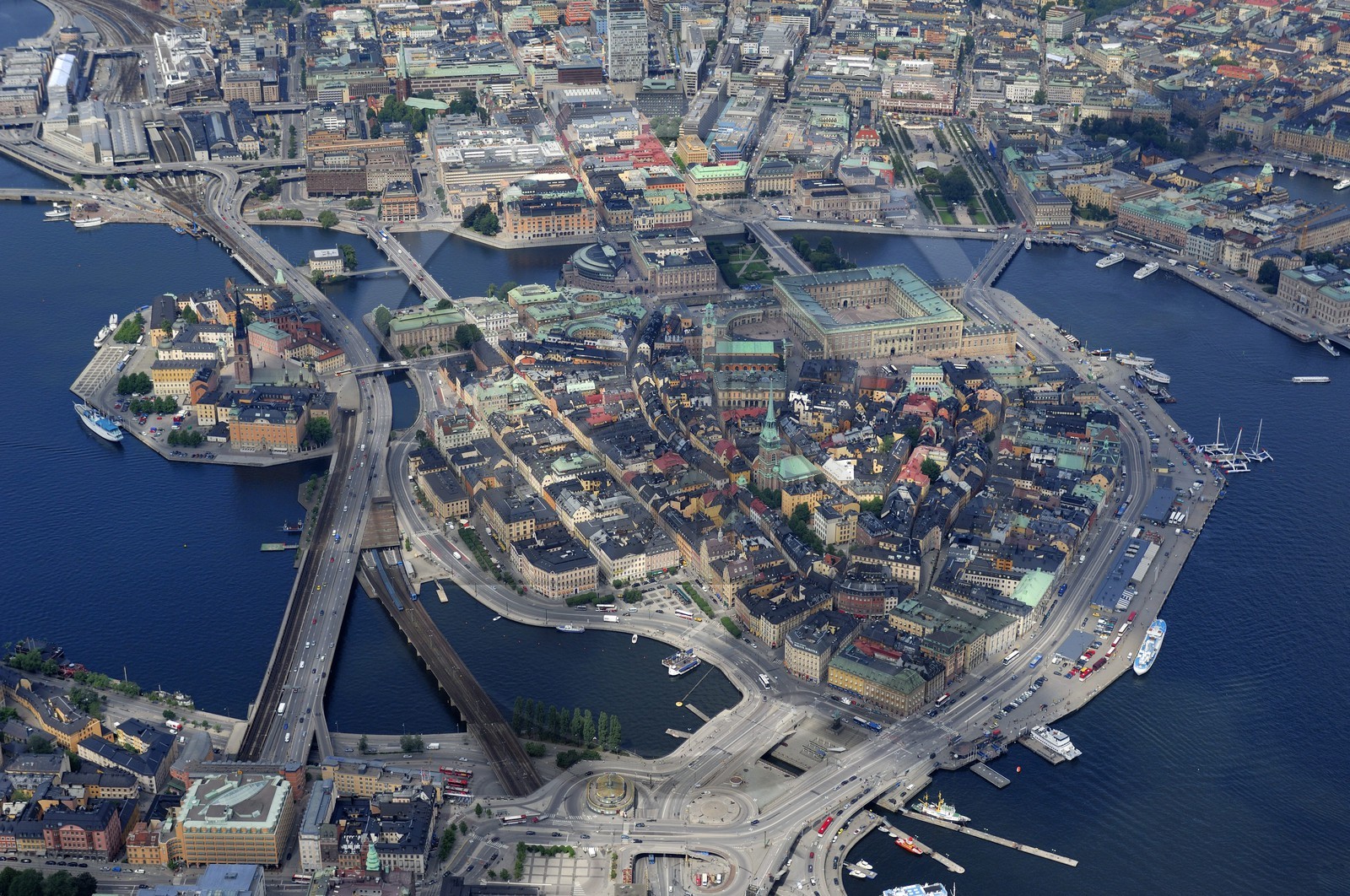 Sweden, Stockholm, Gamla Stan island (old town), island of Riddarholmen with Riddarholmen church (Riddarholmskyrkan) left, the Parliament and the Royal Palace on the right (aerial view)