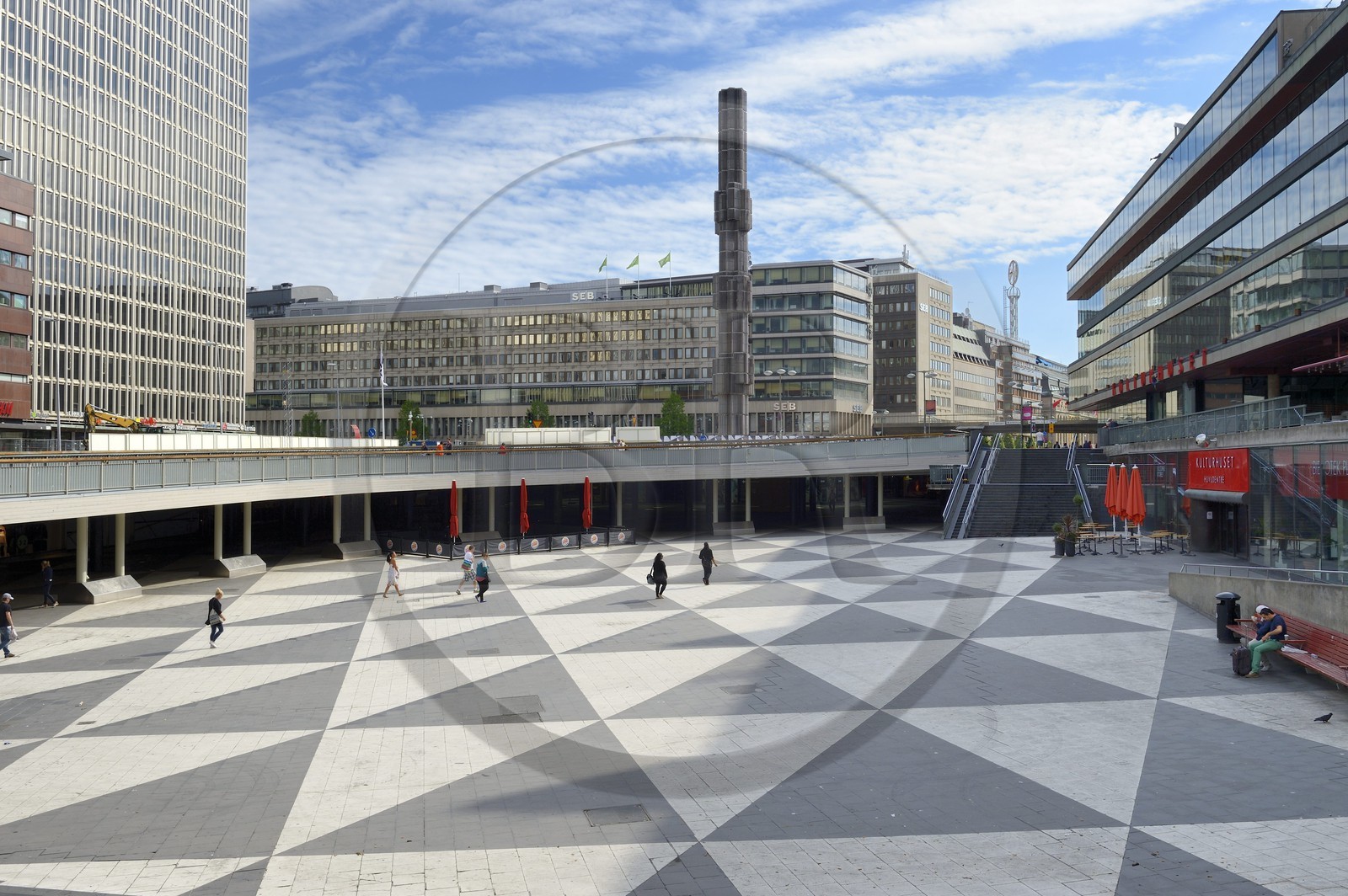 Suède, Stockholm, le Kulturhuset (Maison de la culture) sur la place Sergels Torg et le Kristallvertikalaccent, obélisque de verre de 37 mètres du sculpteur Edvin Öhrström