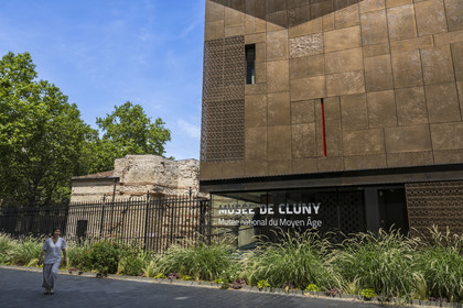 France, Paris, Musée de Cluny - Musée national du Moyen-Age (Middle Ages Museum in the former Hotel de Cluny), the new modern building adjoining the former private mansion of Cluny and the Roman baths