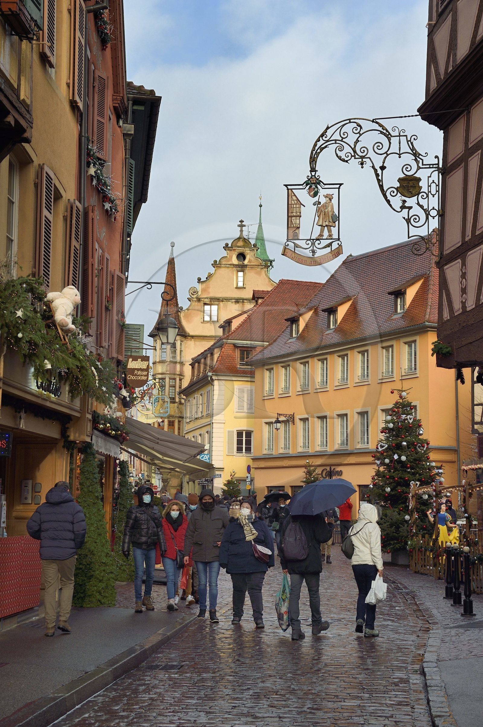 France, Haut-Rhin (68), Colmar, maisons à pignons et maisons à pans de bois dans la Grand Rue avec des décorations de Noël