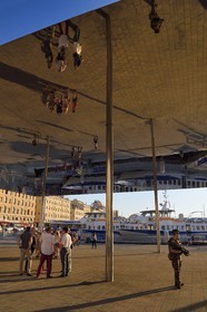 France, Bouches-du-Rhône (13), Marseille, Le Vieux Port, quai de La Fraternité, l'ombrière (pergola avec un plafond miroir) par l'architecte Norman Foster