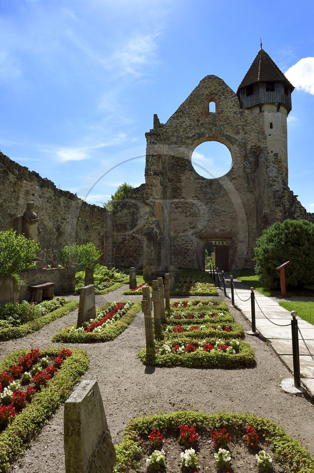 Roumanie, Transylvanie, région de Sibiu et Fagaras, Carta, ancien monastère cistercien de Carta (1205 à 1474), les ruines de l'église abbatiale avait été reconvertie en église fortifiée luthérienne par la communauté de saxons, statue de Roland qui veille sur le cimetière de soldats morts à la première guerre mondiale