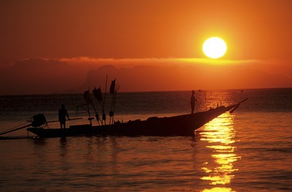 Thaïlande, Archipel îles Samui, île de Koh Pha-Ngan, barque de pêcheurs au coucher du soleil