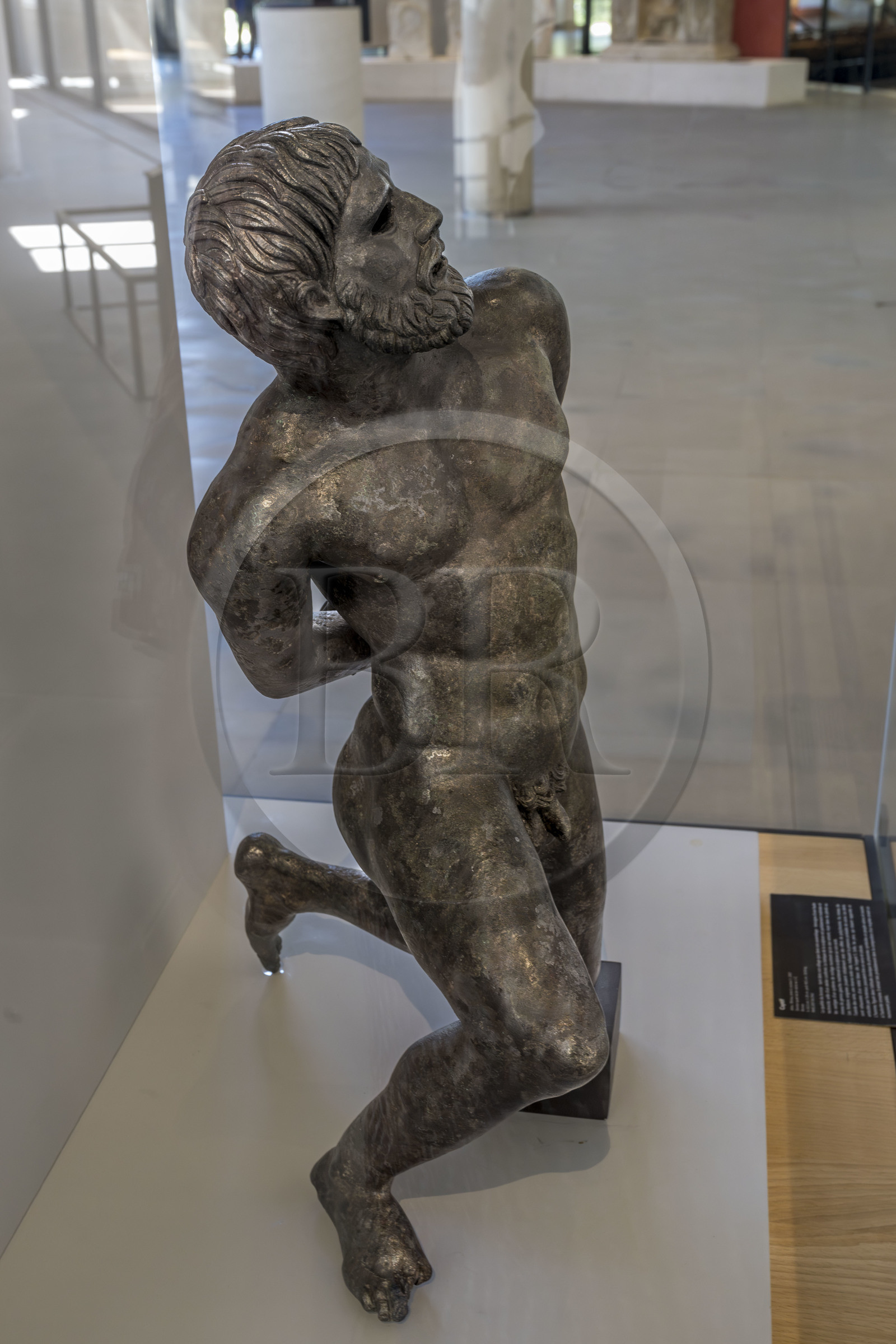 France, Bouches-du-Rhône (13), Arles, musée départemental Arles antique, statue en bronze d'un captif (dernier quart du Ier siècle av. J.-C.) trouvé lors des fouilles du Rhone en 2007, probablement un des éléments d'un trophée ornant un monument public