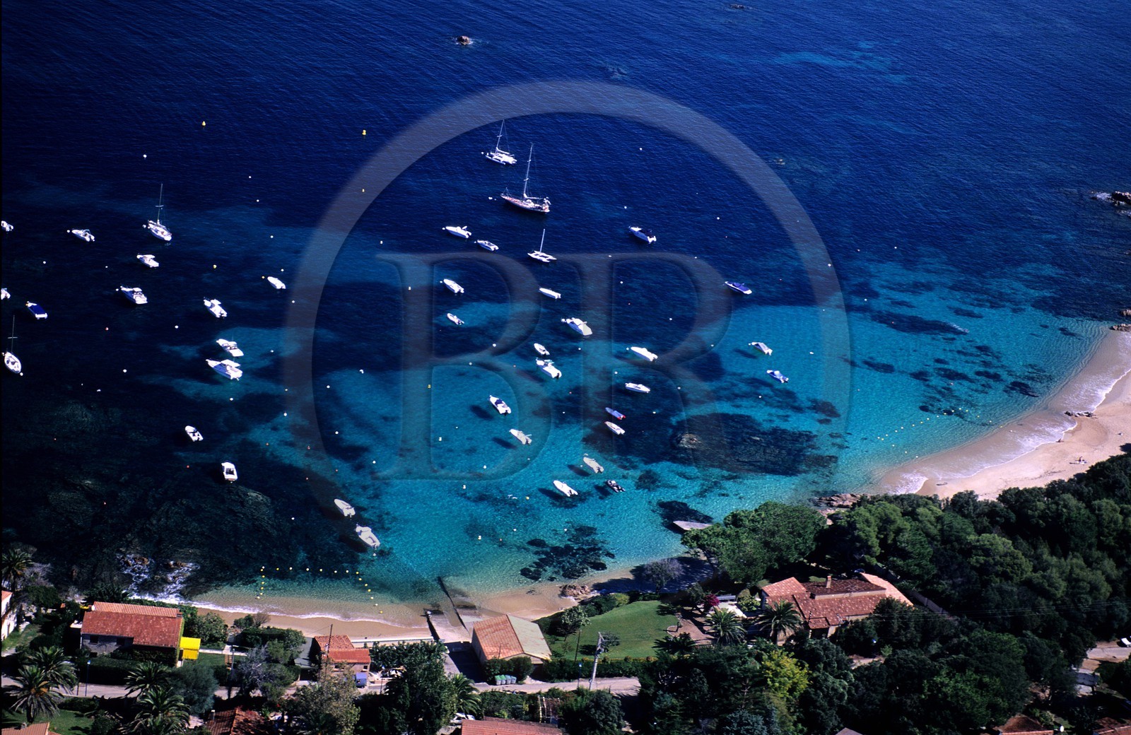 France, Corse-du-Sud (2A), golfe d'Ajaccio, bateaux au mouillage à la pointe de Sette Nave (vue aérienne)