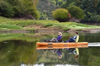 France, Cantal (15), Gorges de la Truyère, découverte en kayak à pédales de la rivière Truyère au pied du village de Chaliers