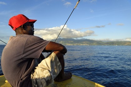 Caraïbes, Ile de la Dominique, Sylvester, second sur le bateau, observe la côte Ouest au nord de Mero