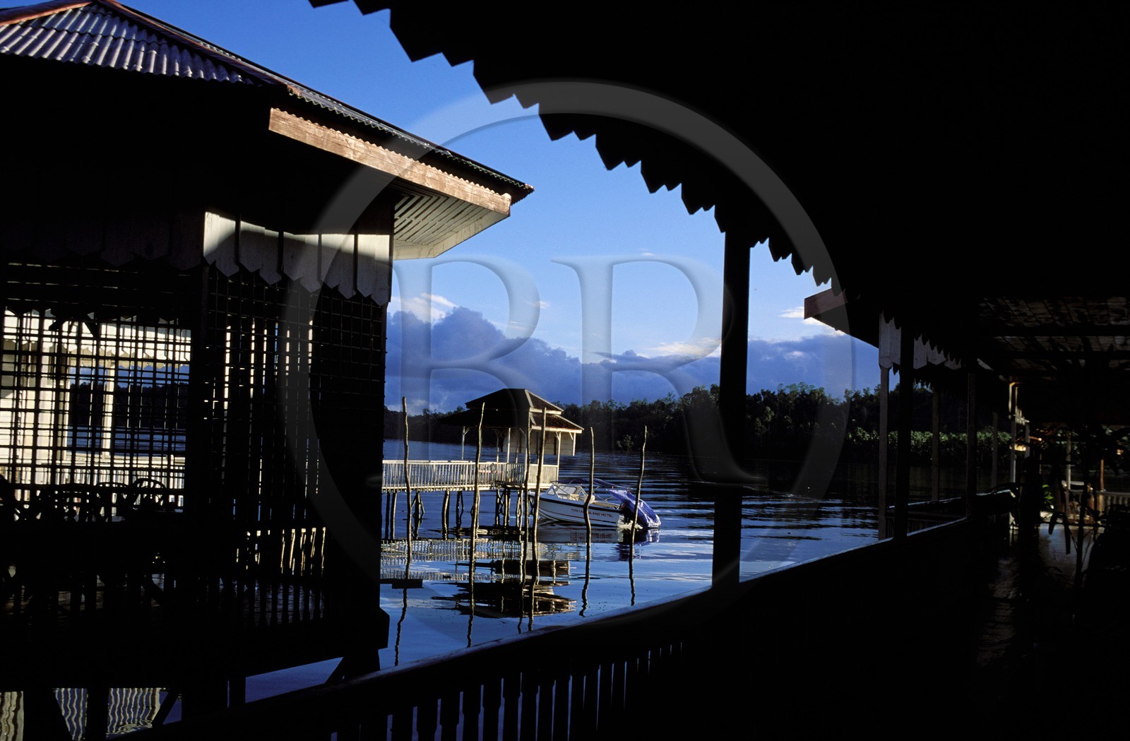 Indonésie, Sulawesi (les Célèbes), les îles Togian, maisons sur pilotis