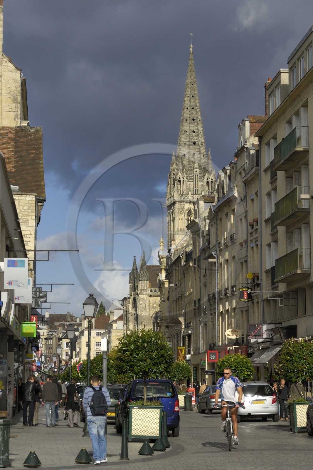France, Calvados (14), Caen, rue et église Saint-Pierre