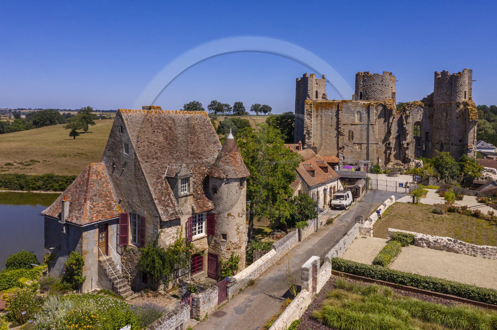 France, Allier (03), ancienne province du Bourbonnais, chateau de Bourbon-l'Archambault du XIIIe siècle et une des deux maisons des chanoines du XVIe siècle à l'entrée de la forteresse médiévale (vue aérienne)