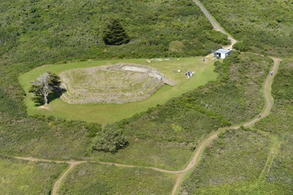 France, Morbihan (56), Golfe du Morbihan, Presqu'île de Rhuys, Arzon, le cairn du Petit-Mont (vue aérienne)
